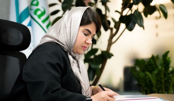 مدیرعامل نیک اختر آریا نینا میردریکوند